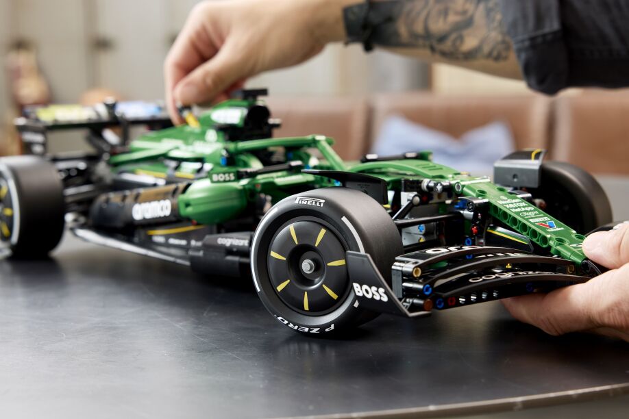 LEGO® Technic Aston Martin Aramco AMR25 F1 Car (42240) (9)