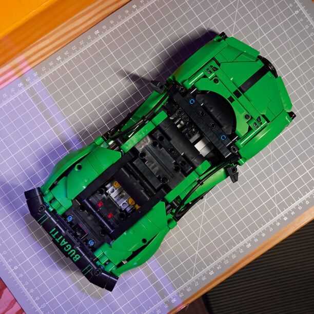 LEGO® Technic Green Bugatti Chiron Pur Sport Hypercar (42241) (4)