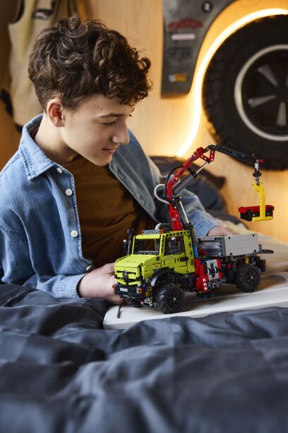 LEGO® Technic Mercedes-Benz Unimog U 5023 With Crane (42242) (7)