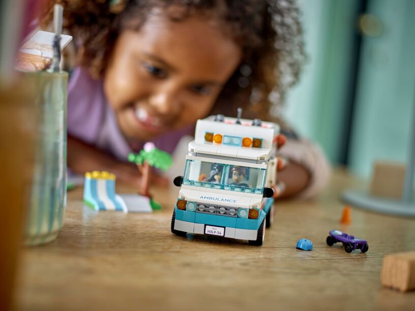 LEGO Friends Heartlake City Hospital Ambulance (42613) (6)