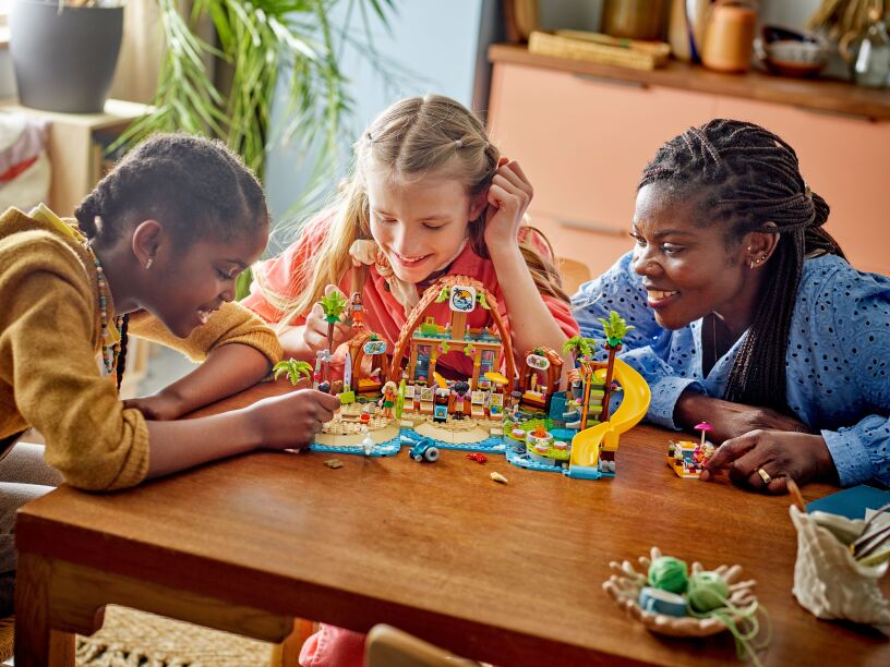 LEGO Friends Family Vacation Beach Resort (42673) (11)