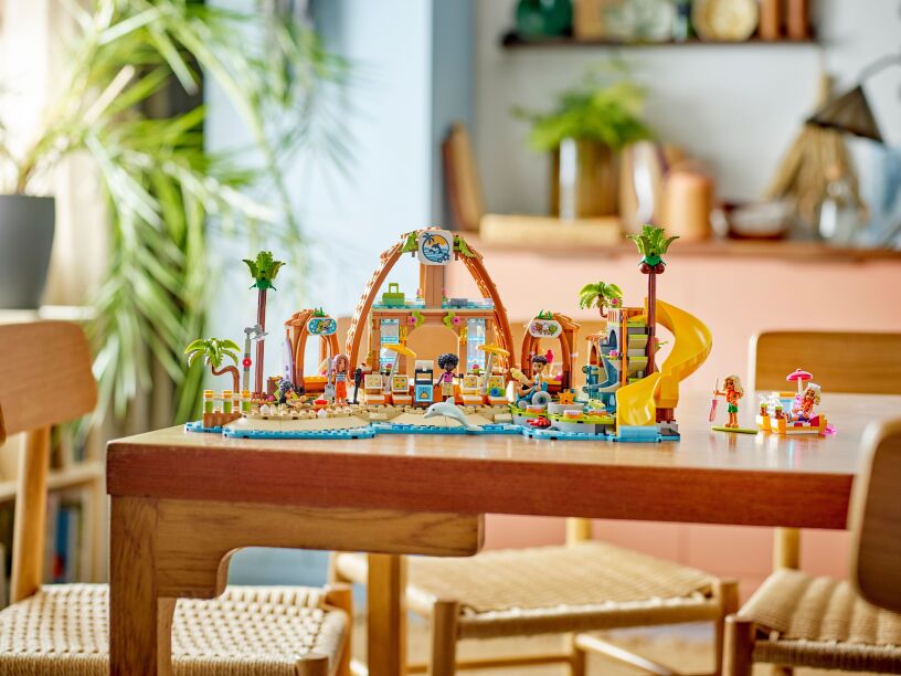 LEGO Friends Family Vacation Beach Resort (42673) (13)