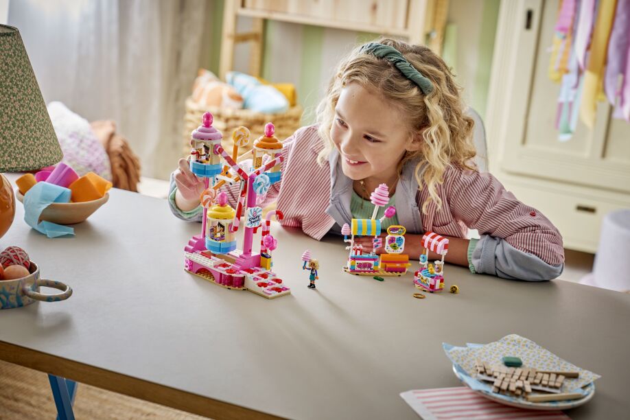LEGO® Friends Candy & Cupcake Ferris Wheel (42700) (6)