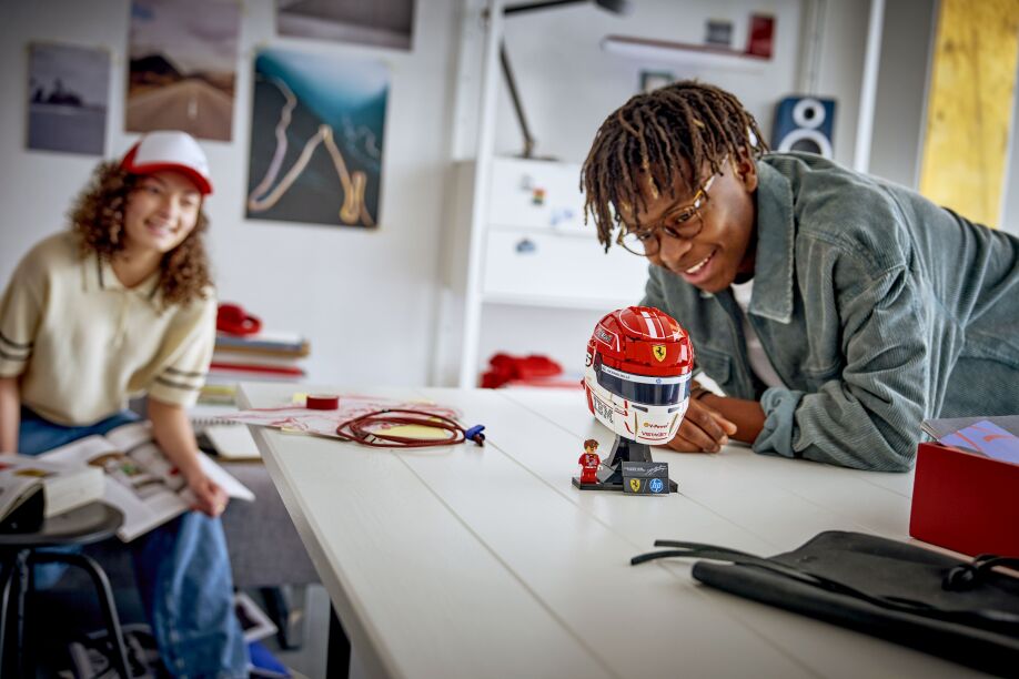 LEGO Editions Scuderia Ferrari HP Charles Leclerc Helmet (43014) (3)