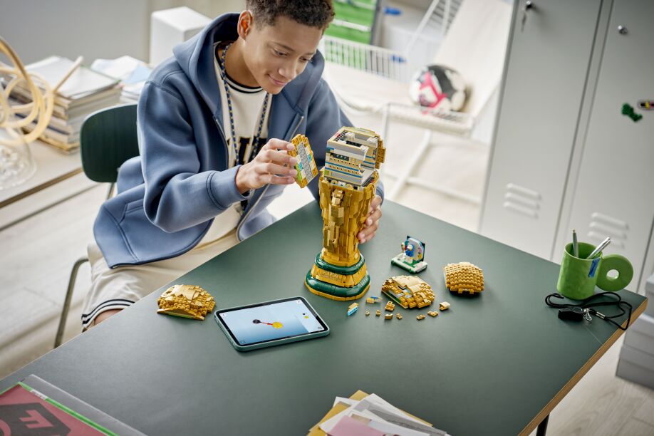 LEGO Editions Sets FIFA World Cup Official Trophy (43020) (5)