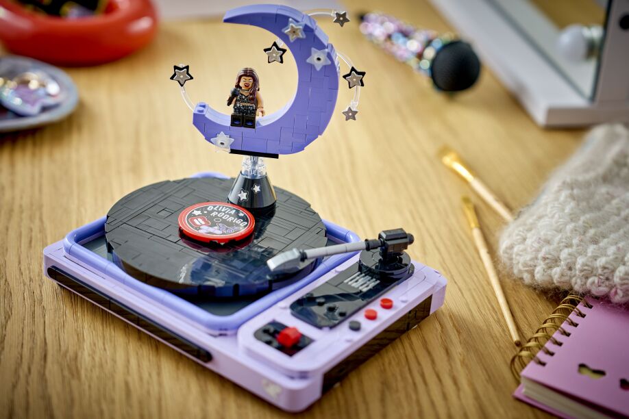 LEGO® Editions Olivia Rodrigo's Concert Moon (43029) (8)