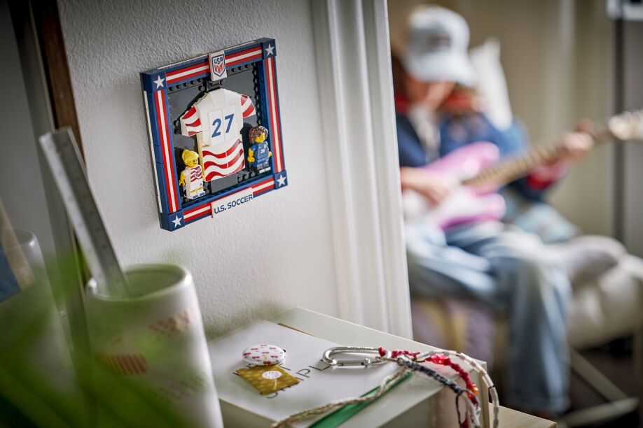 LEGO® Editions 2026 U.S. Soccer National Team Jersey (43033) (4)