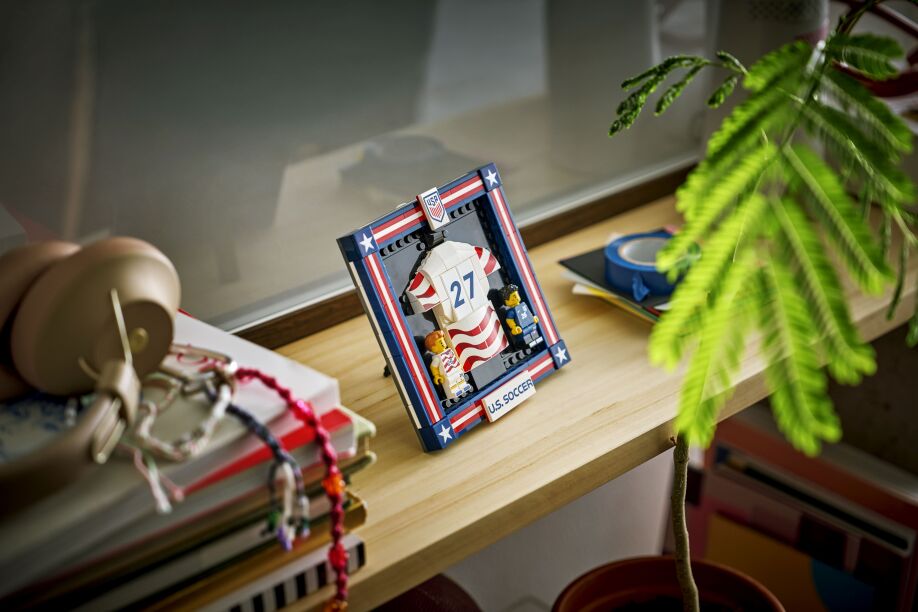 LEGO® Editions 2026 U.S. Soccer National Team Jersey (43033) (5)