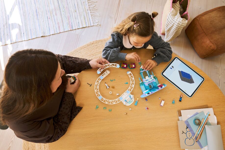 LEGO Disney Elsa's Ice Castle & Snow Ride Adventure (43281) (5)