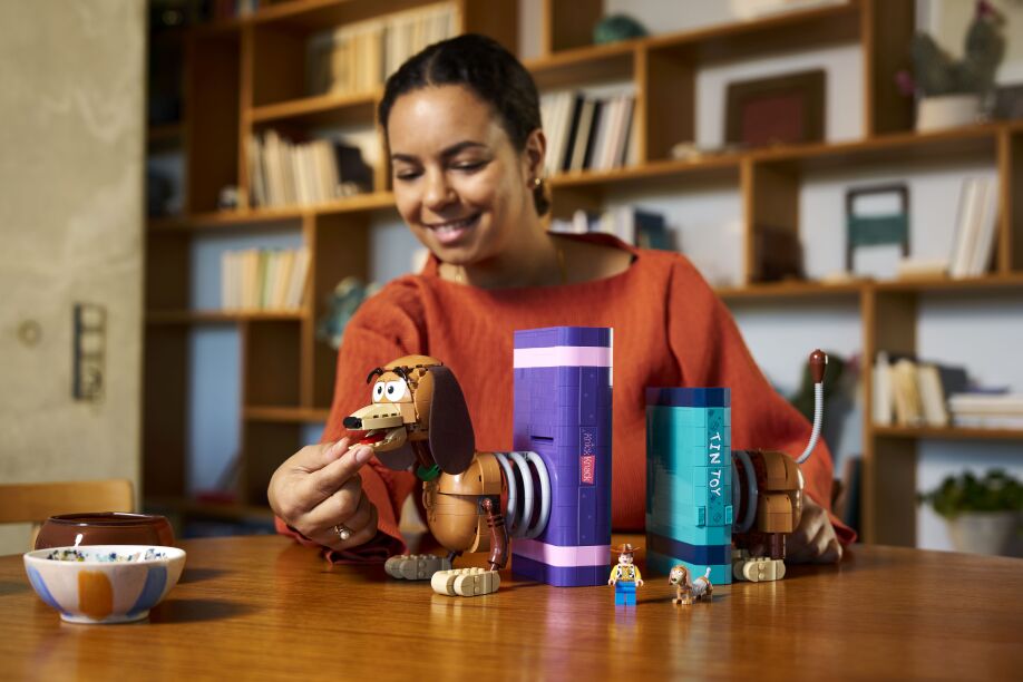 LEGO® Disney Toy Story Slinky Dog Bookends (43301) (13)