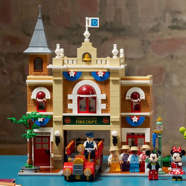 LEGO® Disney Main Street U.S.A. (43302) (4)