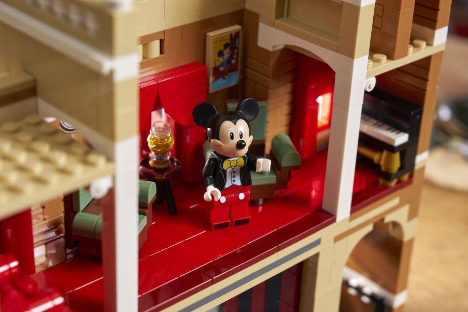 LEGO® Disney Main Street U.S.A. (43302) (8)
