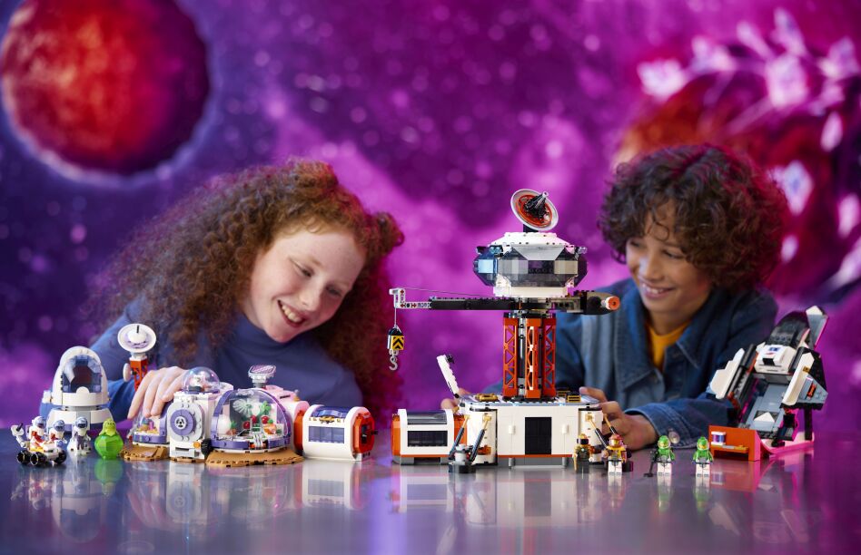 LEGO City Space Base & Rocket Launchpad (60434) (4)