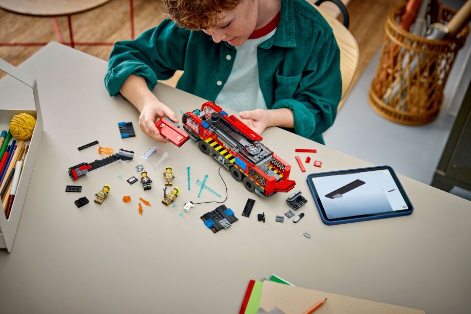 LEGO City Airport Fire Truck (60499) (8)