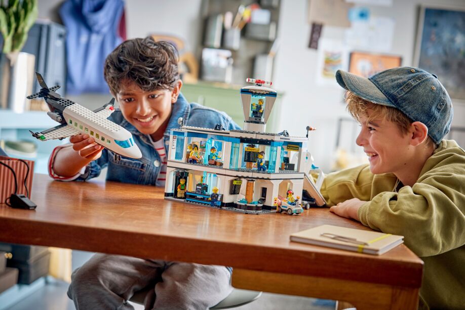 LEGO City Airport With Airplane (60502) (9)