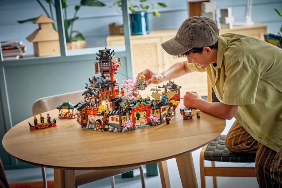 LEGO Ninjago The Old Town 15th Anniversary (71861) (11)