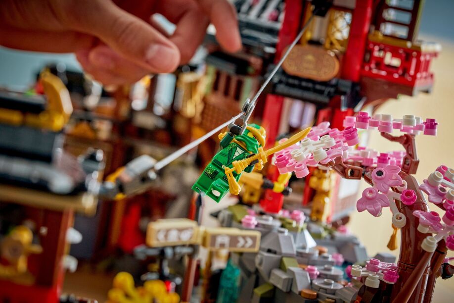 LEGO Ninjago The Old Town 15th Anniversary (71861) (8)