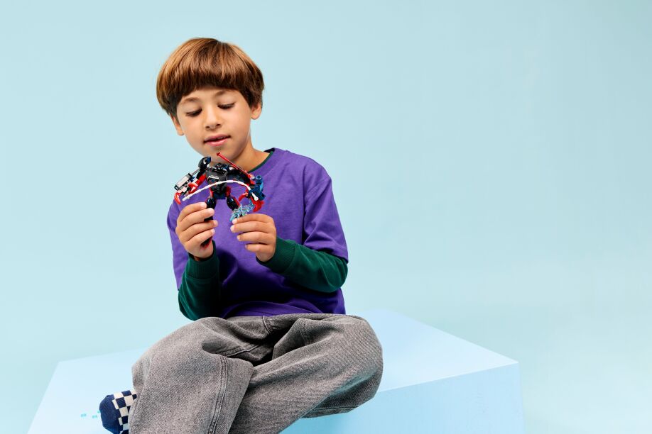 LEGO Super Heroes Miles Morales vs. Spider-Man 2099 (76337) (6)