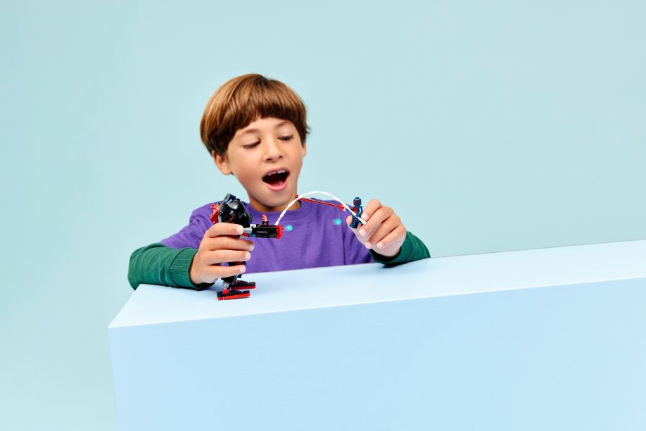 LEGO Super Heroes Miles Morales vs. Spider-Man 2099 (76337) (9)