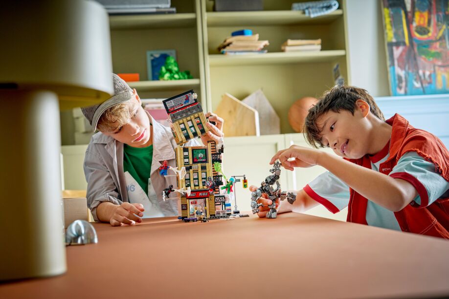 LEGO Super Heroes Spider-Man vs. Mysterio: The Dialy Bugle (76342) (9)