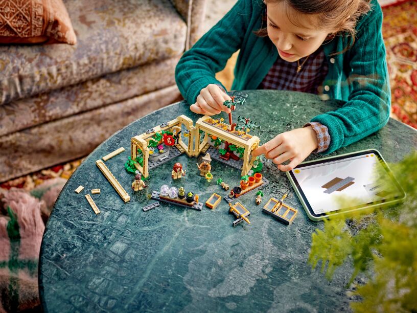 LEGO Harry Potter Hogwarts Castle: Herbology Class (76445) (5)