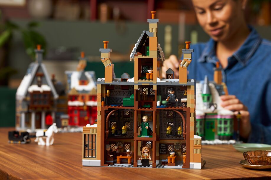 LEGO Harry Potter Hogsmeade Village Collector's Edition (76457) (10)