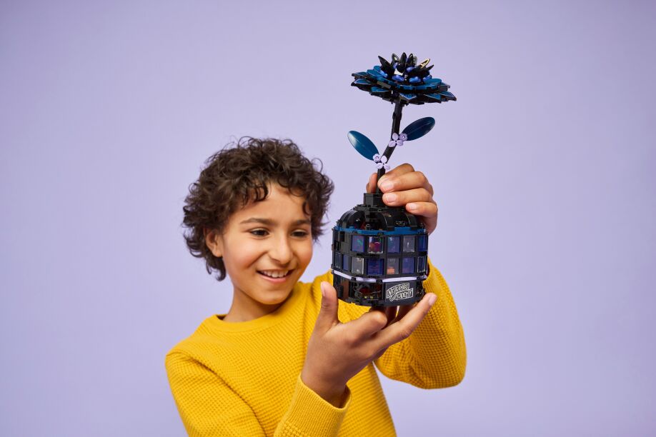 LEGO Wednesday: Black Dahlia Flower (76784) (4)