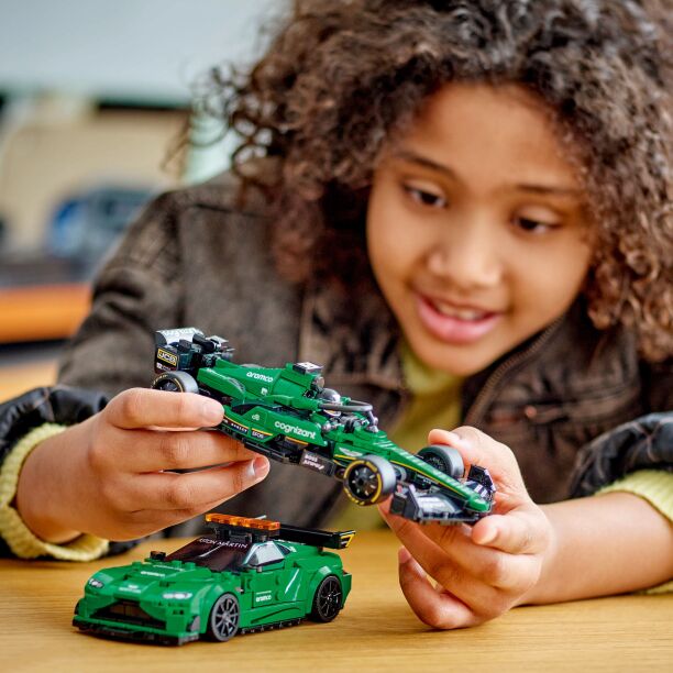 LEGO Speed Champions Aston Martin Safety Car & AMR23 (76925) (3)