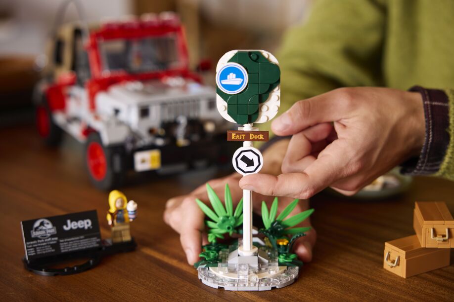 LEGO® Jurassic World Jurassic Jeep Wrangler (77984) (15)