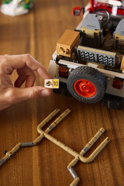 LEGO® Jurassic World Jurassic Jeep Wrangler (77984) (8)