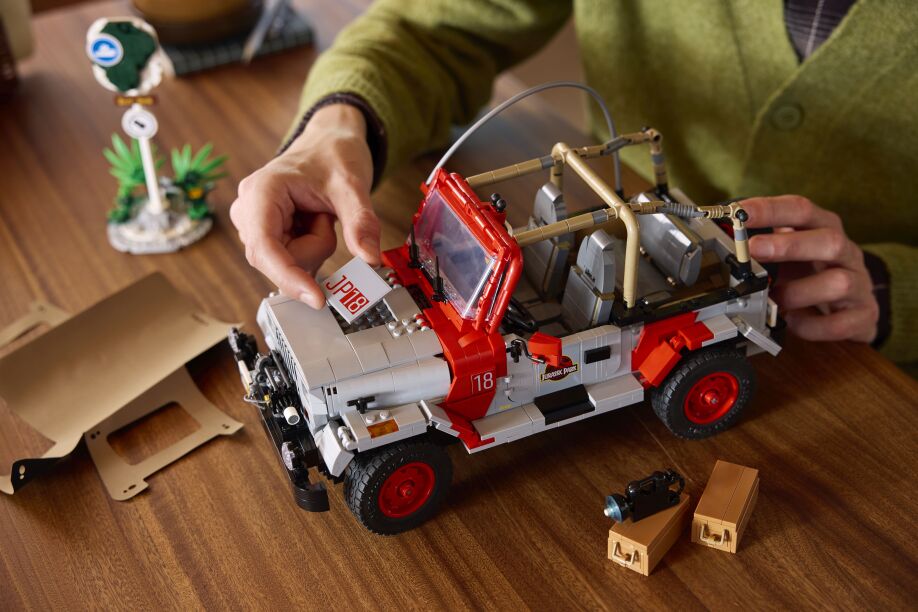 LEGO® Jurassic World Jurassic Jeep Wrangler (77984) (9)
